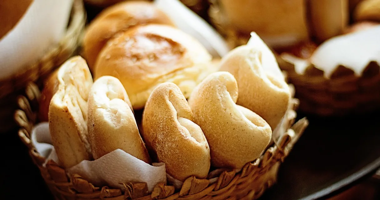 Pães em cestas de palha, ilustrando quantas calorias tem um pão de sal