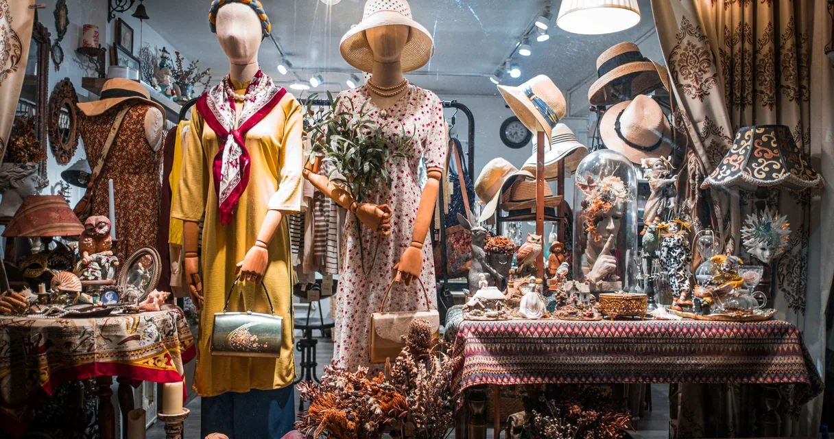 Vitrine com manequins vestidos e chapéus