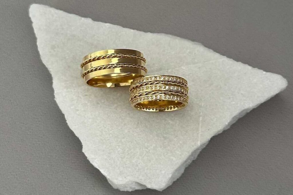 Como escolher a aliança de casamento perfeita para acompanhar o anel de noivado