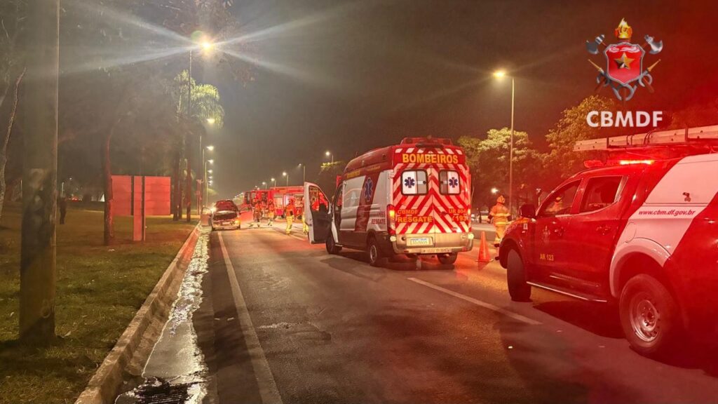 Fiat Punto pega fogo e interdita Eixão Sul; trânsito é desviado
