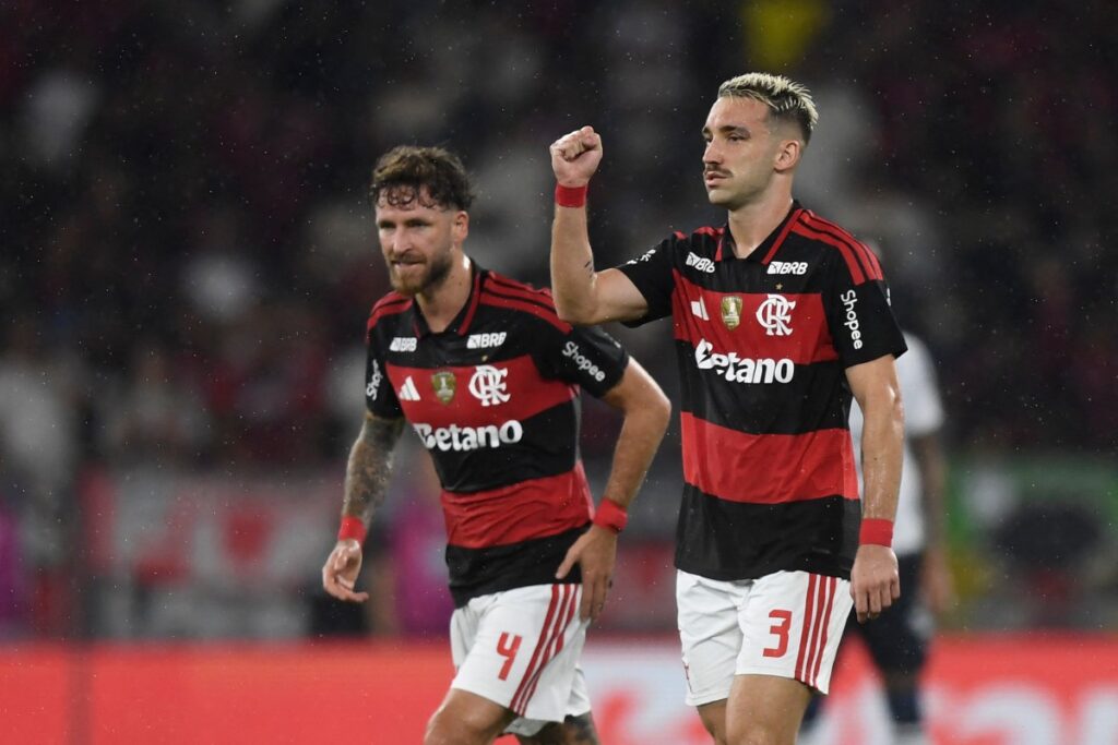 Flamengo empata com Athletico-PR e segue a quatro pontos do líder