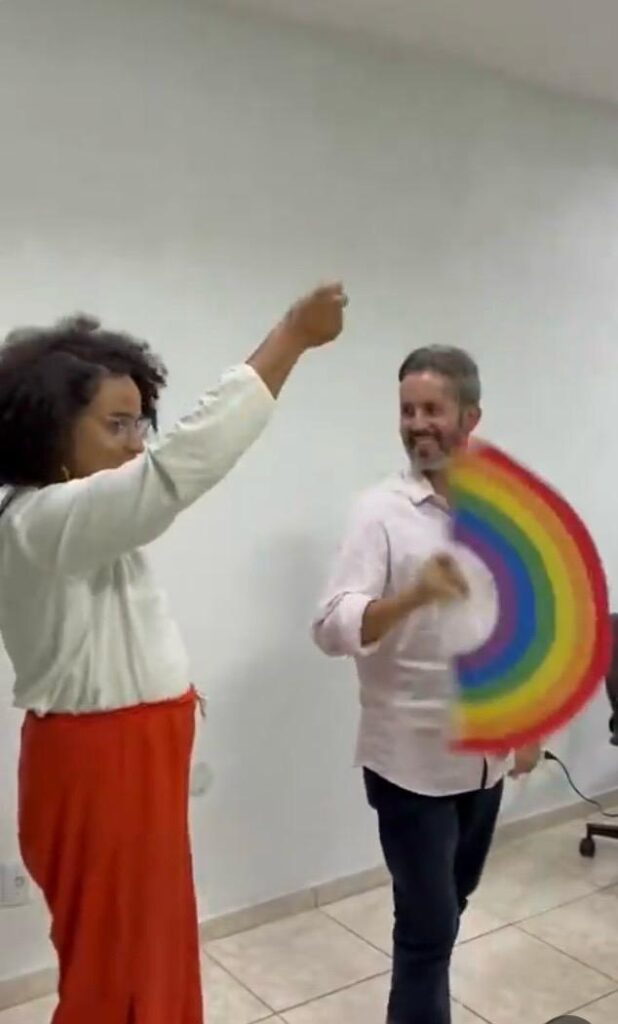 Grass aprende a bater leque em aula inusitada