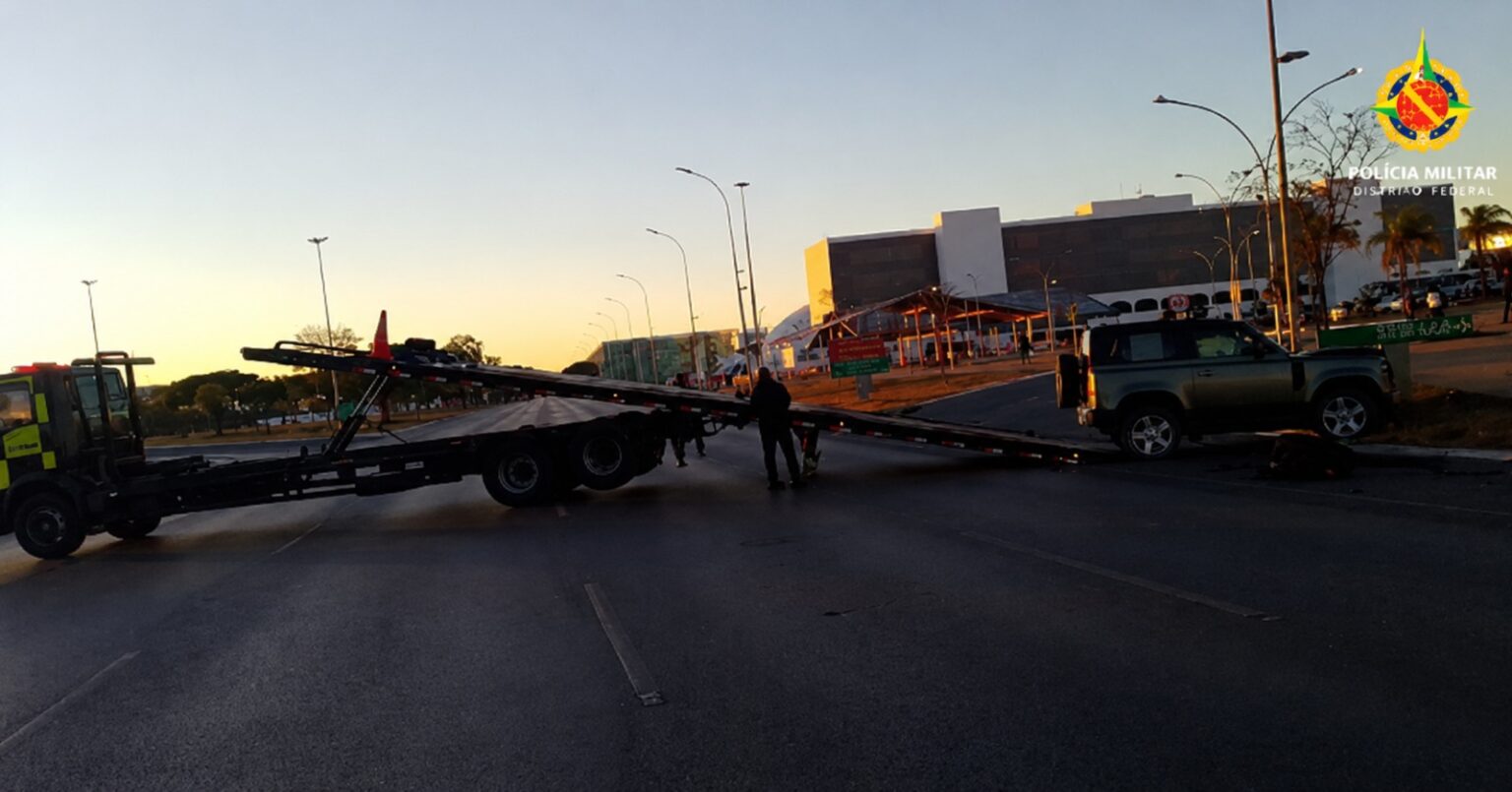 Mulher bêbada bate Land Rover e derruba poste no Plano Piloto