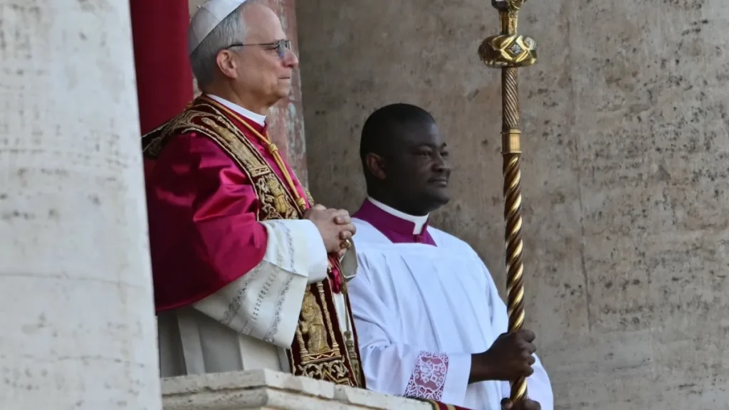 Papa promete Igreja segura após encontro com vítimas