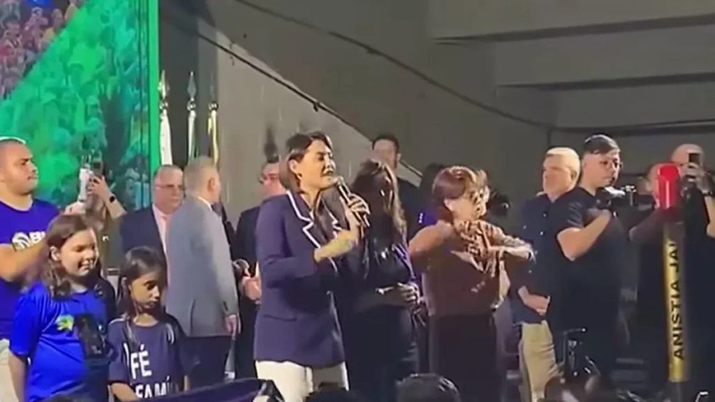 Michelle defende Bia Kicis, mas silencia sobre própria candidatura