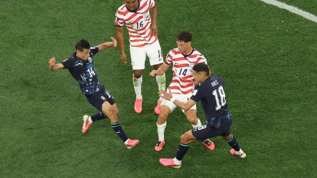 EUA goleia Paraguai por 4 a 1 e assume liderança na Copa EUA goleia Paraguai por 4 a 1 e assume liderança na Copa