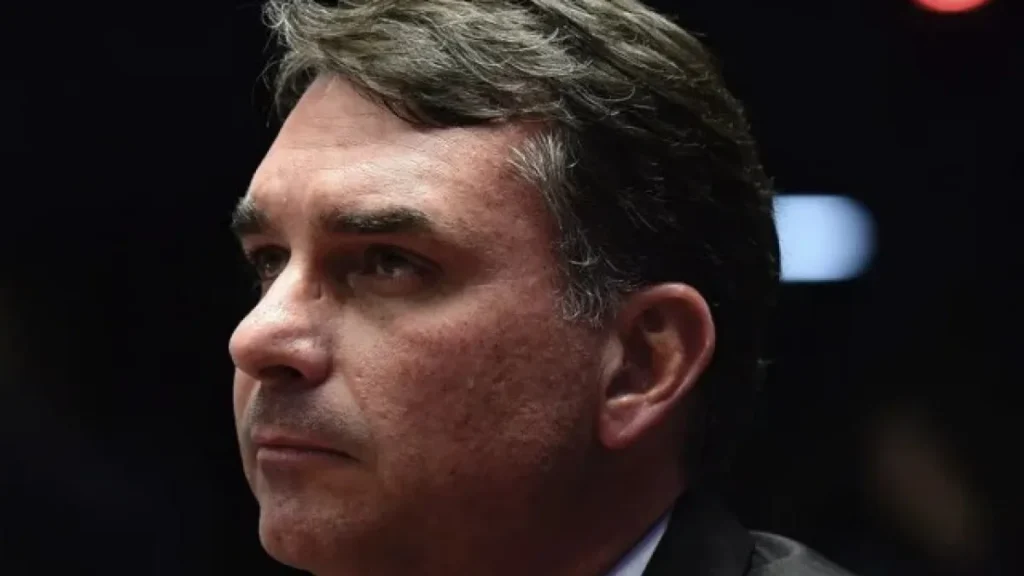 Flávio Bolsonaro admite erro na relação com a imprensa