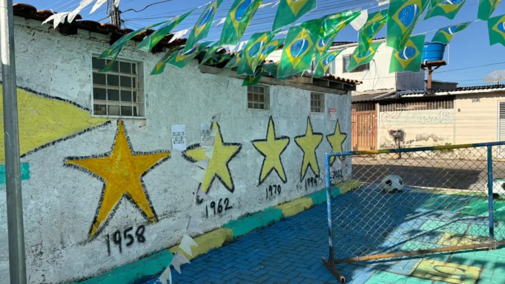 Beco do Cruzeiro vira point da Copa com decoração e festa comunitária
