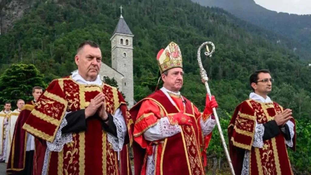 Vaticano excomunga grupo ultratradicionalista que ordenou bispos