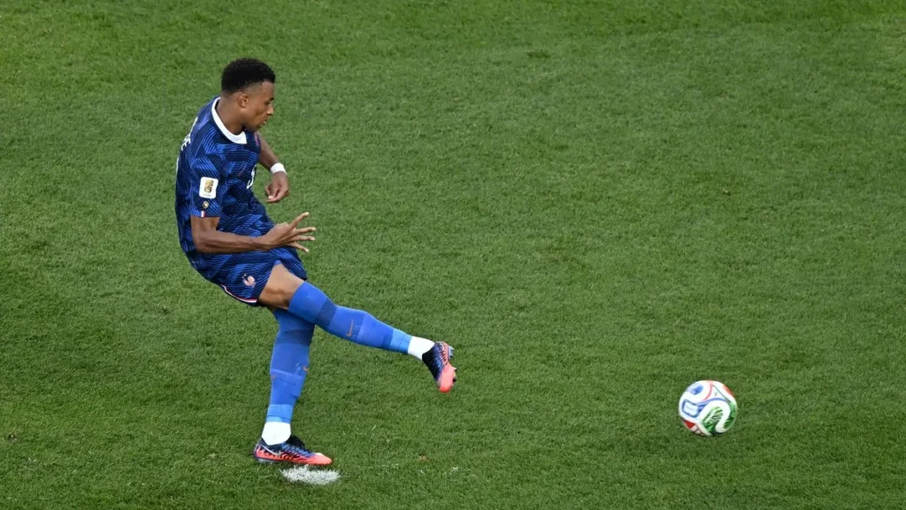 França vence Paraguai com gol de Mbappé e vai às quartas