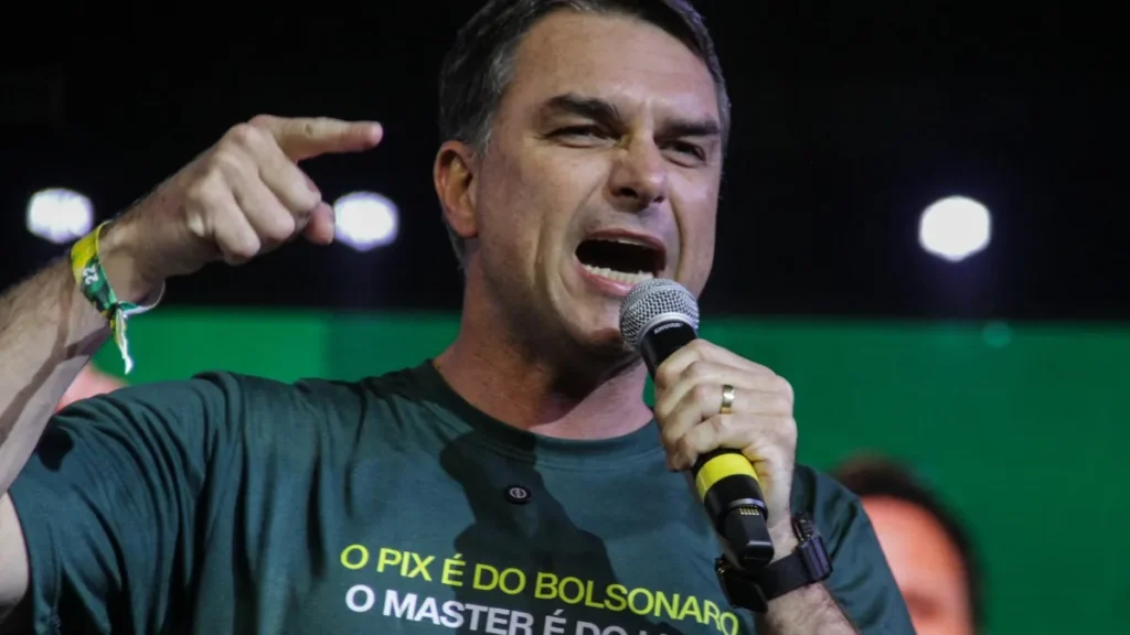 Flávio Bolsonaro diz fazer papel de Lula nos EUA e adia volta por tarifas Flávio Bolsonaro diz fazer papel de Lula nos EUA e adia volta por tarifas
