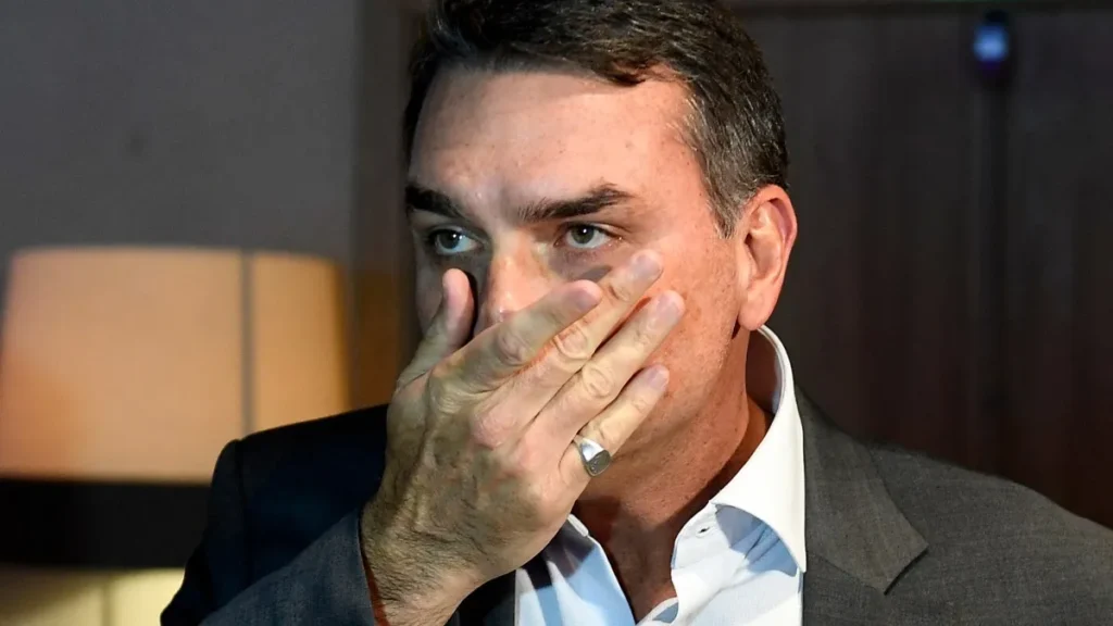 Flávio Bolsonaro recorre ao STF contra proibição de visitas ao pai Flávio Bolsonaro recorre ao STF contra proibição de visitas ao pai