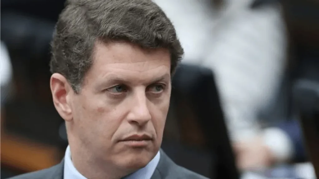Justiça tira do ar vídeo de Salles contra André do Prado