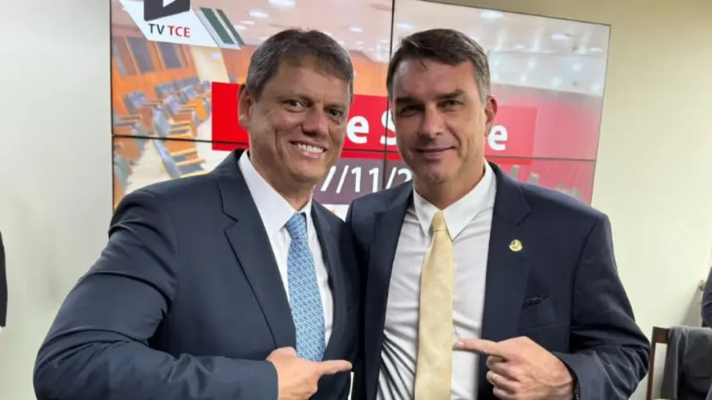 Flávio Bolsonaro transfere QG de campanha para SP