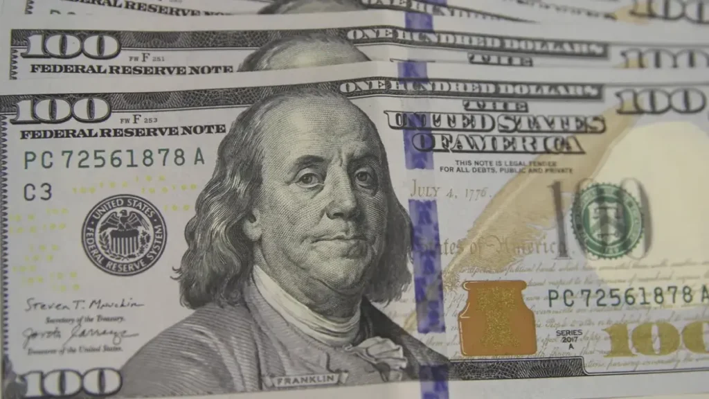 Dólar abre estável com IPCA-15 abaixo do esperado e Fed no radar