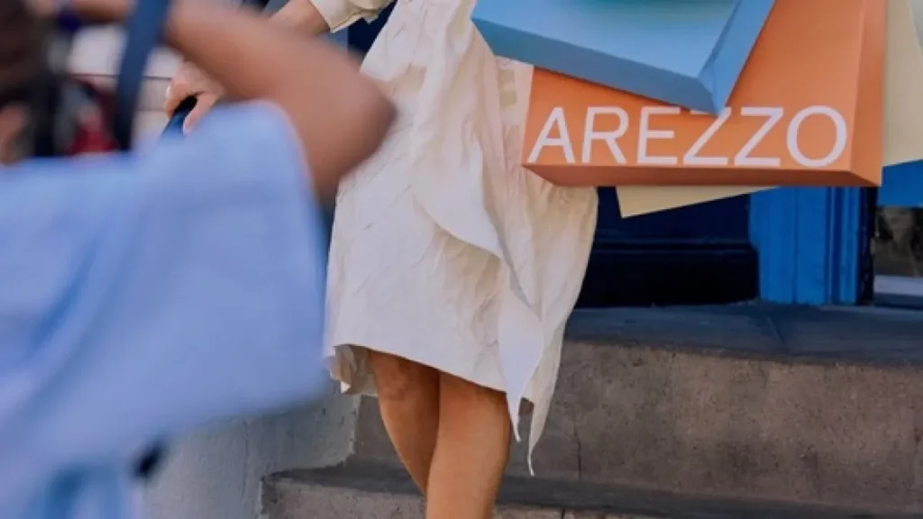 Sarah Jessica Parker é flagrada com sacola da Arezzo em NY Sarah Jessica Parker é flagrada com sacola da Arezzo em NY