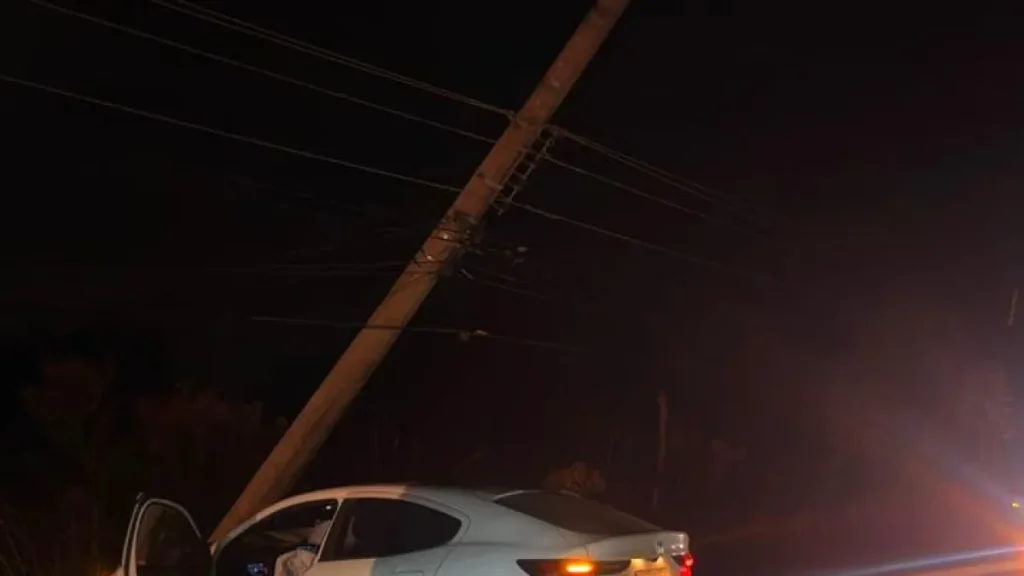Carro bate em poste no Altiplano Leste e motorista não se fere Carro bate em poste no Altiplano Leste e motorista não se fere